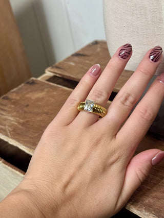 Ribbed Radiance Ring